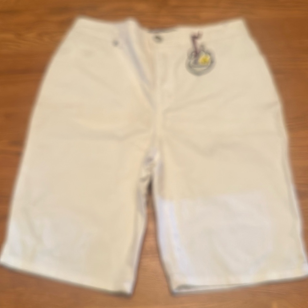 Shorts ladies white front and back pockets Waist 30 inseam 8” am leg slit Sz 10p